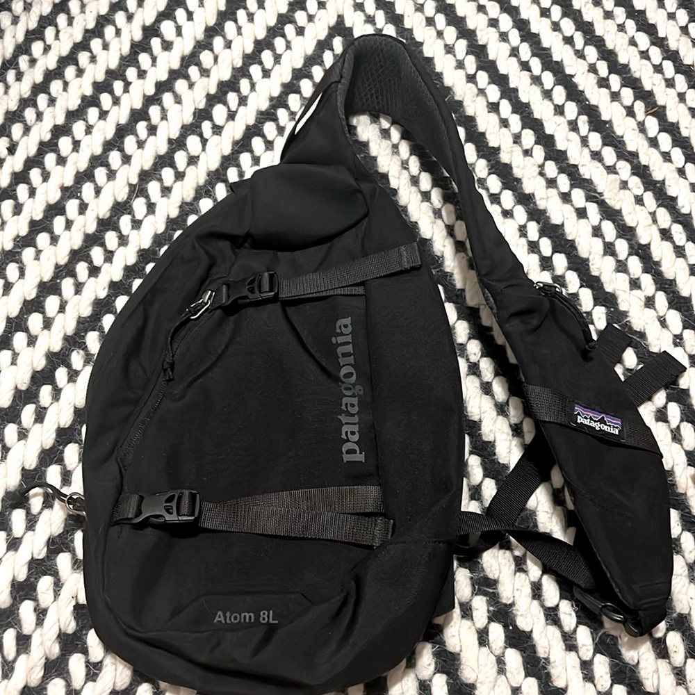 Patagonia crossbody Atom8L backpack